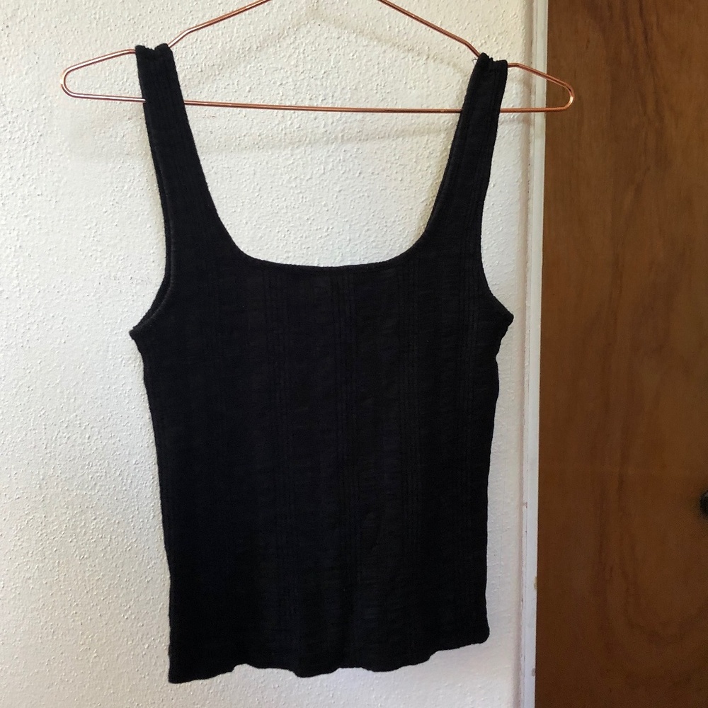 black scoop neck textured tank top
